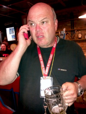 2012-07-12 Г.Хазан с розовым телефоном на съезде байкеров ни на минуту не прекращает п.jpg