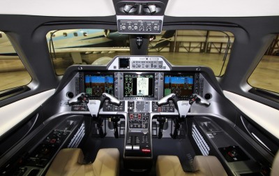 embraer-phenom-100-cockpit-flight-deck.jpg